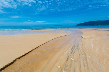 Malezya tropikal Tioman adasında manzara. Güney Doğu Asya Tekek Plajı'nın güzel deniz manzarası.