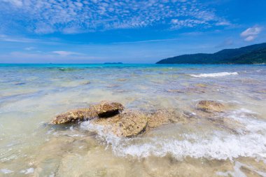 Mercan tropikal Tioman Adası Malezya ile manzara. Güney Doğu Asya Tekek Plajı'nın güzel deniz manzarası.