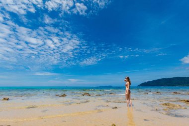 Genç Turizm Malezya tropikal Tioman Adası ile manzara. Güney Doğu Asya Tekek Plajı'nın güzel deniz manzarası.