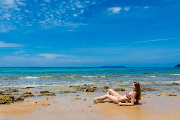 Paesaggio Con Giovane Turista Sull Isola Tropicale Tioman Malesia Bellissimo — Foto Stock