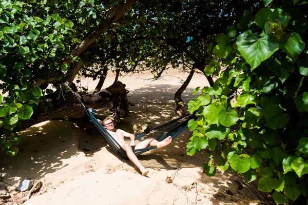 Junge Touristen Die Sich Auf Einer Hängematte Auf Der Tropischen — Stockfoto