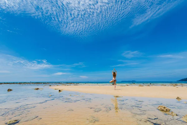 Landschaft Mit Jungen Touristen Auf Der Tropischen Insel Tioman Malaysia — Stockfoto