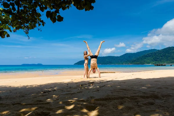 Landschaft Mit Einem Jungen Touristenpaar Auf Der Tropischen Insel Tioman — Stockfoto