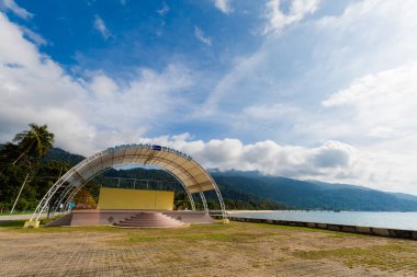 Promenade boardwalk Malezya tropikal Tioman adasında Tekek köyde. Güney Doğu Asya'nın güzel manzara.