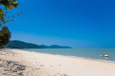 Batu Ferringhi Beach Malezya Penang Adası manzara. Güzel deniz manzarası ve Güney Doğu Asya'da alınan liman.