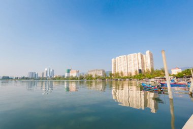 Malezya Penang Adası iskelede güvercin manzara. Güzel deniz manzarası ve Güney Doğu Asya'nın liman.