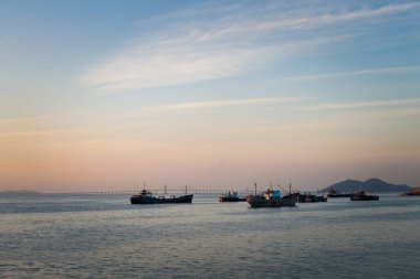 Yatay, Penang köprü bağlayan kara ve Malezya Penang Adası adada. Güzel deniz manzarası ve harbor feribot alınan surise sırasında.
