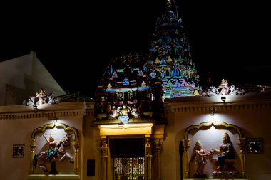 Malezya Penang Adası'Arulmigu Sri Mahamariamman Hinduizm Tapınağı. Sakral mimari, gece.