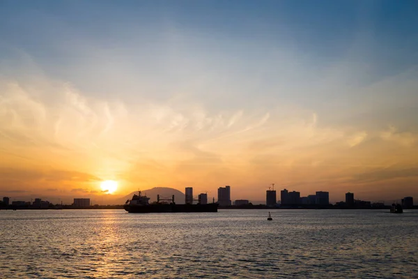 Georgetown Malezya Penang Adası üzerinde manzara. Güzel deniz manzarası ve harbor feribot alınan surise sırasında.