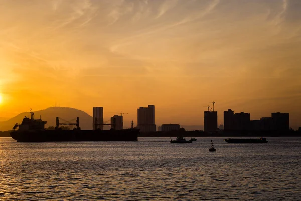 Georgetown Malezya Penang Adası üzerinde manzara. Güzel deniz manzarası ve harbor feribot alınan surise sırasında.
