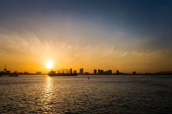 Georgetown Malezya Penang Adası üzerinde manzara. Güzel deniz manzarası ve harbor feribot alınan surise sırasında.
