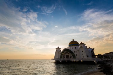 Malacca Şehir içinde Malaysia Melaka Straits camide güzel mimarisi. Güney Doğu Asya güzel sakral binada günbatımı sırasında.