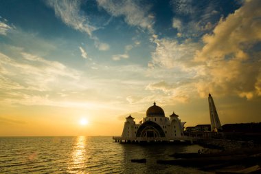 Malacca Şehir içinde Malaysia Melaka Straits camide güzel mimarisi. Güney Doğu Asya güzel sakral binada günbatımı sırasında.