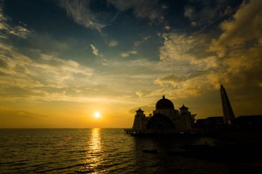 Malacca Şehir içinde Malaysia Melaka Straits camide güzel mimarisi. Güney Doğu Asya güzel sakral binada günbatımı sırasında.