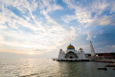 Malacca Şehir içinde Malaysia Melaka Straits camide güzel mimarisi. Güney Doğu Asya güzel sakral binada günbatımı sırasında.