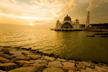 Malacca Şehir içinde Malaysia Melaka Straits camide güzel mimarisi. Güney Doğu Asya güzel sakral binada günbatımı sırasında.