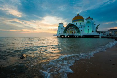 Malacca Şehir içinde Malaysia Melaka Straits camide güzel mimarisi. Güney Doğu Asya güzel sakral binada günbatımı sırasında.