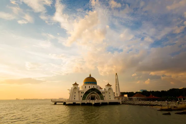 Malacca Şehir içinde Malaysia Melaka Straits camide güzel mimarisi. Güney Doğu Asya güzel sakral binada günbatımı sırasında.