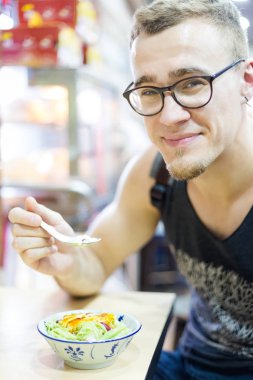 Genç Turizm Mallaca şehirde Cendol AIS Kachang tatlı yeme. Geleneksel kesilmiş buz Aperatif Malezya.