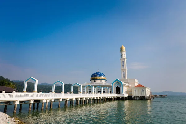 Pangkor adada Malezya içinde yüzen cami güzel mimarisi. Sakral binada güzel Güney Doğu Asya.
