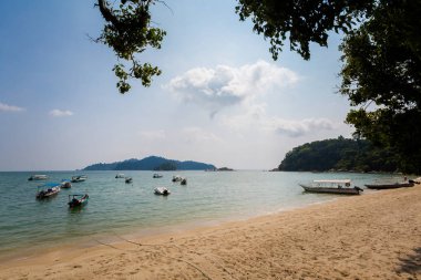 Malezya Pangkor adada Pasir Bogak plaj. Güzel deniz manzarası ve Güney Doğu Asya'da alınan liman.