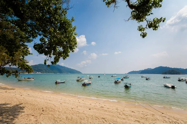 Malezya Pangkor adada Pasir Bogak plaj. Güzel deniz manzarası ve Güney Doğu Asya'da alınan liman.