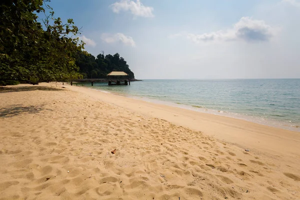 Malezya Pangkor adada Pasir Bogak plaj. Güzel deniz manzarası ve Güney Doğu Asya'da alınan liman.