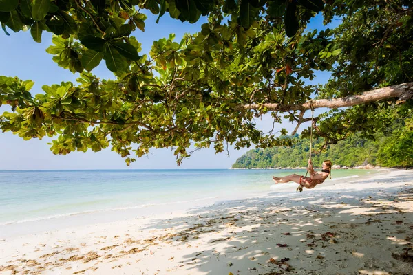 Junge Touristen Entspannen Sich Auf Einer Einfachen Schaukel Geheimen Strand — Stockfoto
