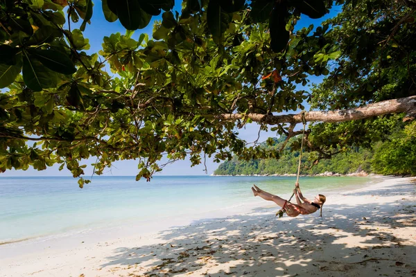 Junge Touristen Entspannen Sich Auf Einer Einfachen Schaukel Geheimen Strand — Stockfoto