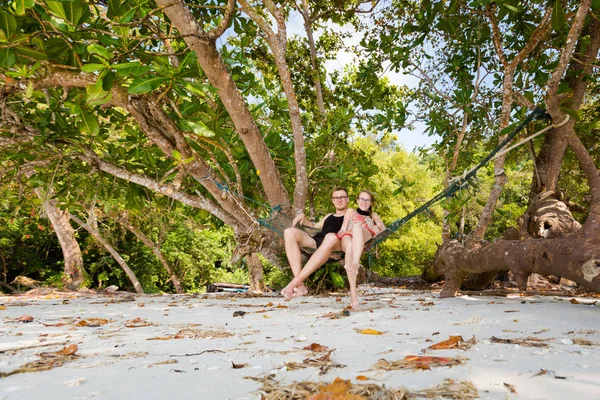 Fiatal Turista Pár Pihentető Egyszerű Függőágyban Titkos Strandon Malajziában Pangkor — Stock Fotó