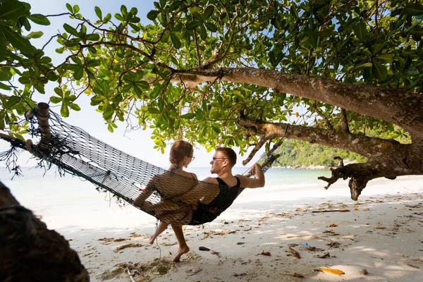 Junges Touristenpaar Entspannt Sich Auf Einer Einfachen Hängematte Geheimen Strand — Stockfoto