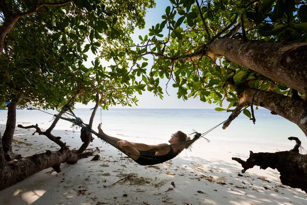 Giovane Turista Rilassante Semplice Amaca Sulla Spiaggia Segreta Sull Isola — Foto Stock