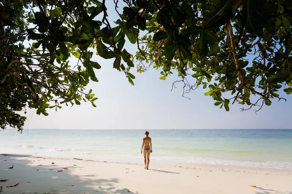 Молодой Турист Отдыхает Море Секретном Пляже Острова Пангкор Малайзии Красивый — стоковое фото