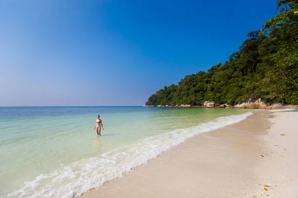 Junge Touristen Entspannen Sich Meer Einem Geheimen Strand Auf Der — Stockfoto