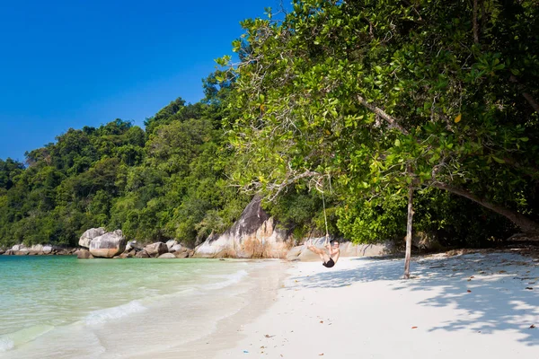 Genç Turizm Malezya Pangkor adada gizli plaj üzerinde basit salıncak üzerinde rahatlatıcı. Güzel deniz manzarası ve Güney Doğu Asya'da alınan liman.