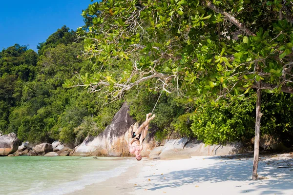 Junge Touristen Entspannen Sich Auf Einer Einfachen Schaukel Geheimen Strand — Stockfoto