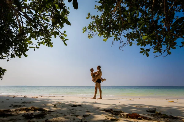 Jonge Toeristische Paar Knuffelen Geheime Strand Pangkor Eiland Maleisië Prachtig — Stockfoto