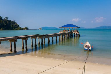 Teluk alanında beach Malezya Pangkor adada. Güzel deniz manzarası ve Güney Doğu Asya'da alınan liman.