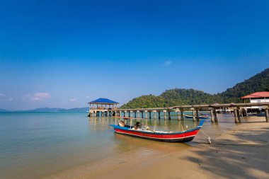 Teluk alanında beach Malezya Pangkor adada. Güzel deniz manzarası ve Güney Doğu Asya'da alınan liman.