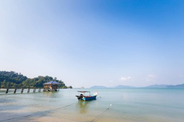 Teluk alanında beach Malezya Pangkor adada. Güzel deniz manzarası ve Güney Doğu Asya'da alınan liman.