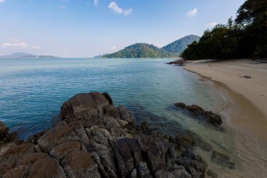 Teluk alanında beach Malezya Pangkor adada. Güzel deniz manzarası ve Güney Doğu Asya'da alınan liman.