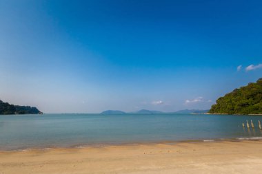 Teluk alanında beach Malezya Pangkor adada. Güzel deniz manzarası ve Güney Doğu Asya'da alınan liman.