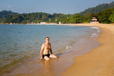 Genç Turizm onteluk Nipah mercan beach Malezya Pangkor adada. Güzel manzara ile Güney Doğu Asya'da alınan deniz.