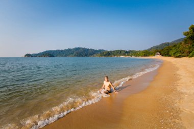 Genç Turizm onteluk Nipah mercan beach Malezya Pangkor adada. Güzel manzara ile Güney Doğu Asya'da alınan deniz.