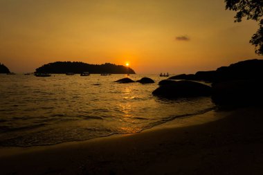 Teluk Nipah mercan beach Malezya Pangkor adada. Güzel manzara sırasında altın günbatımı Güney Doğu Asya'da alınan deniz.
