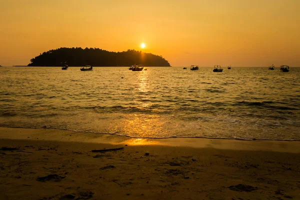 安顺尼帕珊瑚海滩在马来西亚邦咯岛 东南亚金色日落期间的美丽风景与海 — 图库照片