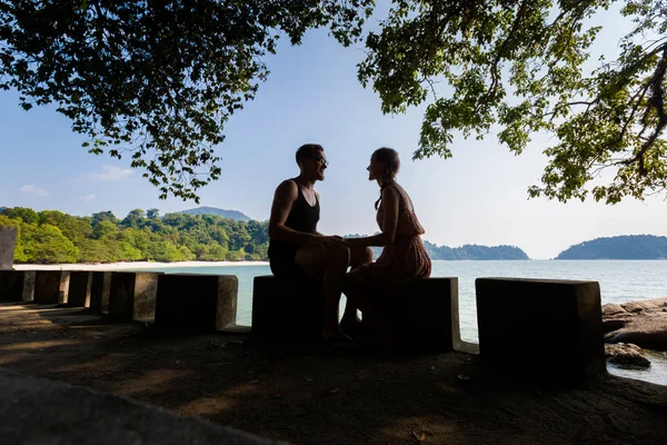 Pareja Turistas Jóvenes Enteluk Nipah Playa Coral Isla Pangkor Malasia — Foto de Stock