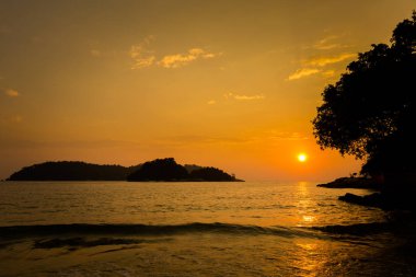 Teluk Nipah mercan beach Malezya Pangkor adada. Güzel manzara sırasında altın günbatımı Güney Doğu Asya'da alınan deniz.