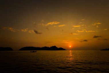 Teluk Nipah mercan beach Malezya Pangkor adada. Güzel manzara sırasında altın günbatımı Güney Doğu Asya'da alınan deniz.