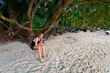 Pangkor Adası Malezya'da salıncak onteluk Nipah mercan sahilde genç turist rahatlatıcı. Güzel manzara ile Güney Doğu Asya'da alınan deniz.